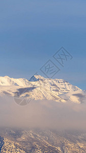 高山蒂帕诺戈斯的冬季景象与蓝色天空相对图片