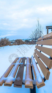 冬天覆盖着土地的雪地上空的结霜长凳图片