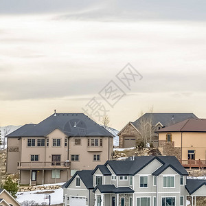 多层住宅建在积雪覆盖的斜坡上图片