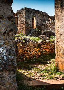 克里特岛上废弃的历史街区和石墙遗迹图片