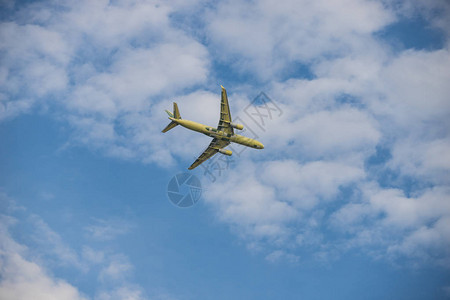大客机在天上飞中景图片