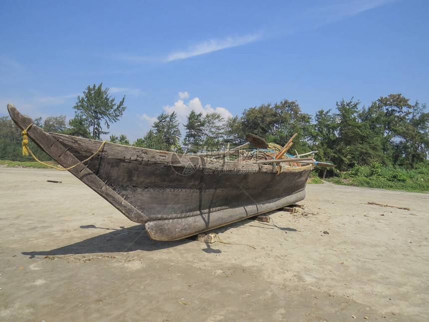 配备在沿海干燥设备的老印度渔图片