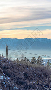 垂直波尔沃峡谷乌塔山地貌俯瞰山谷和遥远的山峰图片