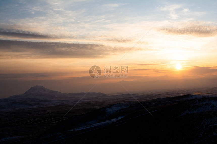 太阳西下的美丽风景图片