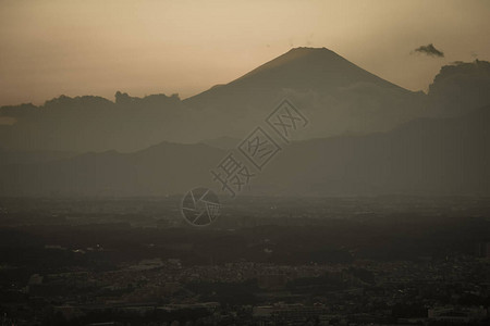 从横滨地标塔可以看到的黄昏和富士山图片