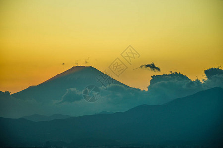 从横滨地标塔可以看到的黄昏和富士山图片