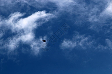 以色列北部地中海上空的蓝天雨云背景图片
