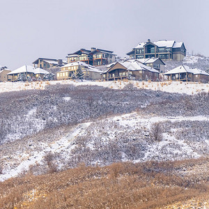 SquareHill风景与房屋建在积雪覆盖的山坡上图片