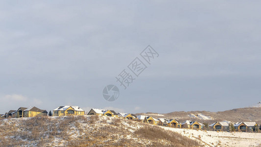 邻里的全景房屋坐落在冬天观看的白雪皑的山顶上建筑和自然美景的壮丽景图片