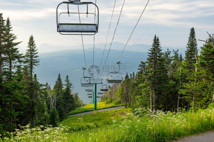 夏季滑雪场上的滑雪缆车图片
