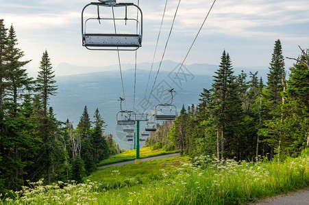 夏季滑雪场上的滑雪缆车图片