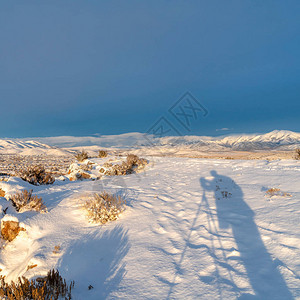 方形框架雪山顶俯瞰犹他谷社区和蓝天映衬的山脉图片