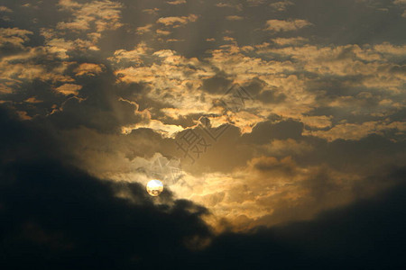 红色多云的天空背景下的炽热太阳图片