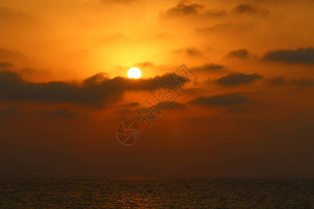 红色多云的天空背景下的炽热太阳背景图片