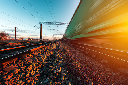 货运列车高速行驶的铁路图片