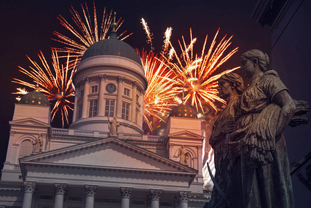 赫尔辛基五颜六色的烟花新年假期图片