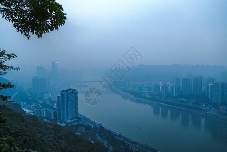 重庆江景河两岸高楼商业区风景城市景色山边的河图片