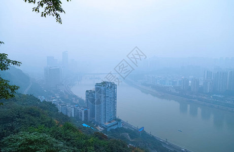 重庆江景河两岸高楼商业区风景城市景色山边的河图片