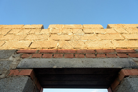 房屋内砖墙正在建造中并显示新建筑工背景图片