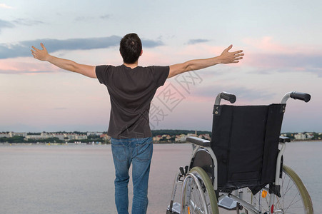 残疾人又健康了他快乐站在轮椅旁站图片