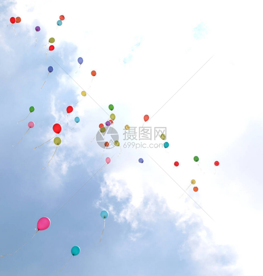 气球在空中和云层上飞行图片