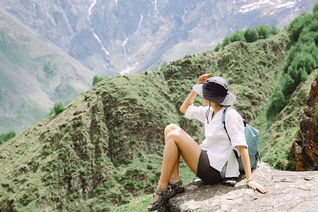 格鲁吉亚年轻女观赏旅游高山图片