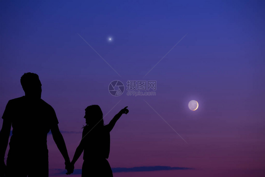 月亮和银色恒星下的一对夫妇我图片