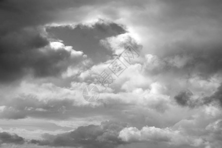 天空中的灰云背景图片