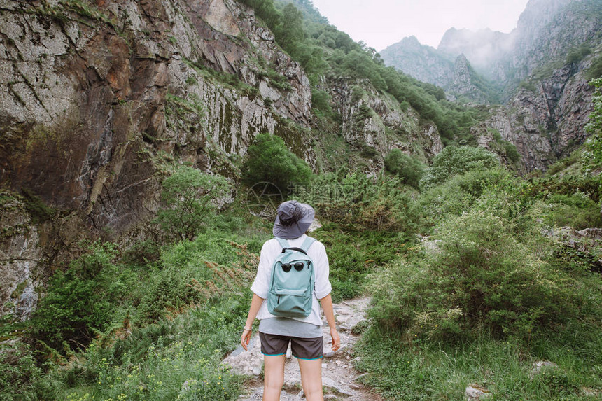 格鲁吉亚山区年轻女旅游者远足图片