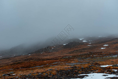 挪威风景地形有薄雾背景图片