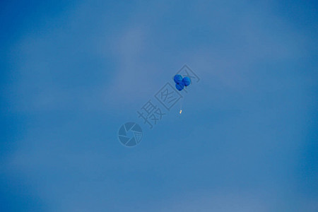 蓝天和气球YokomamaMinato图片