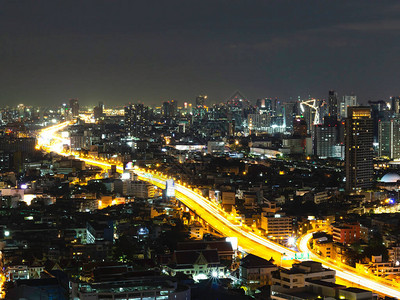 曼谷商业区城市景观夜景摩天大楼现代建筑酒店和首图片