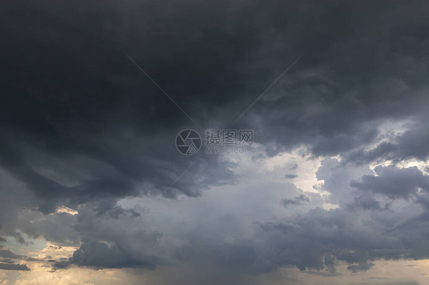 大自然背景与暴云相伴黑暗的天空雨前图片