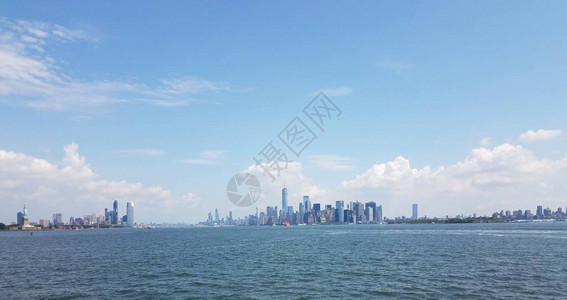 纽约和曼哈顿的河水和建筑物图片
