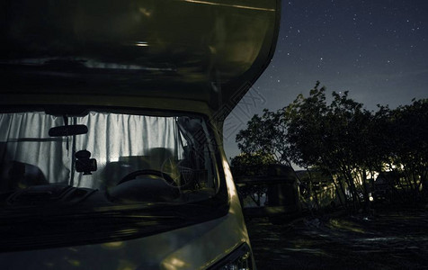 夜中娱乐车辆营房者Van在星空下图片