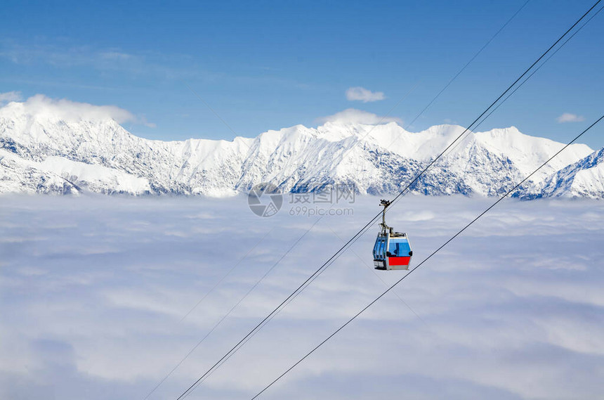 滑雪度假胜地的风景高山链高有线缆图片