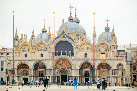 圣徒在Venice中央广场历史建筑中纪念Ba图片