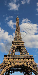 神奇的艾菲尔铁塔象征着法国巴黎和蓝背景图片