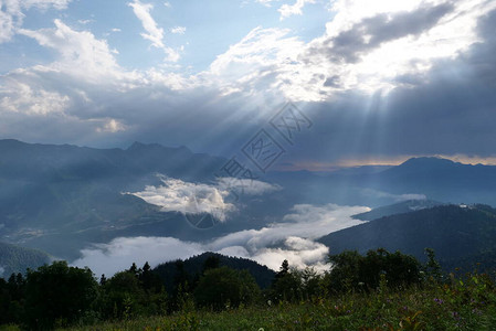 飞机上的山景图片