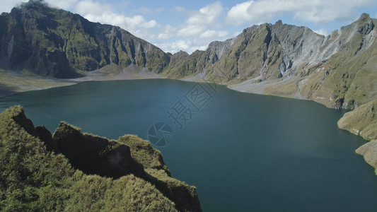 火山Pinatubo的火山口湖在山之间图片