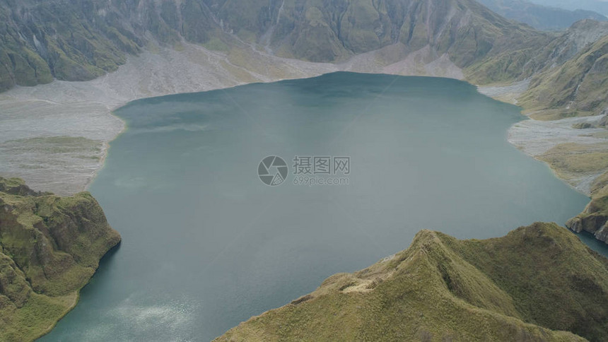 火山Pinatubo的火山口湖在山之间图片