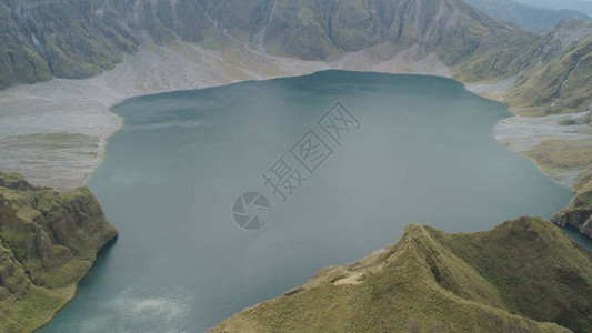 火山Pinatubo的火山口湖在山之间图片