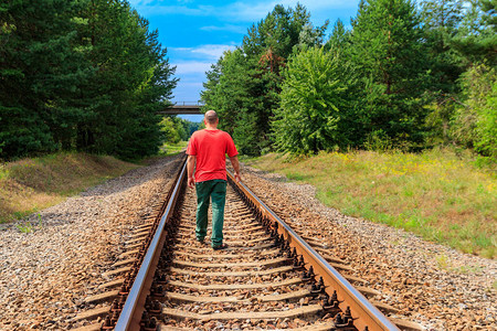 孤独的人走在铁轨上图片