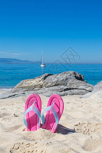夏季沙滩上的凉鞋图片