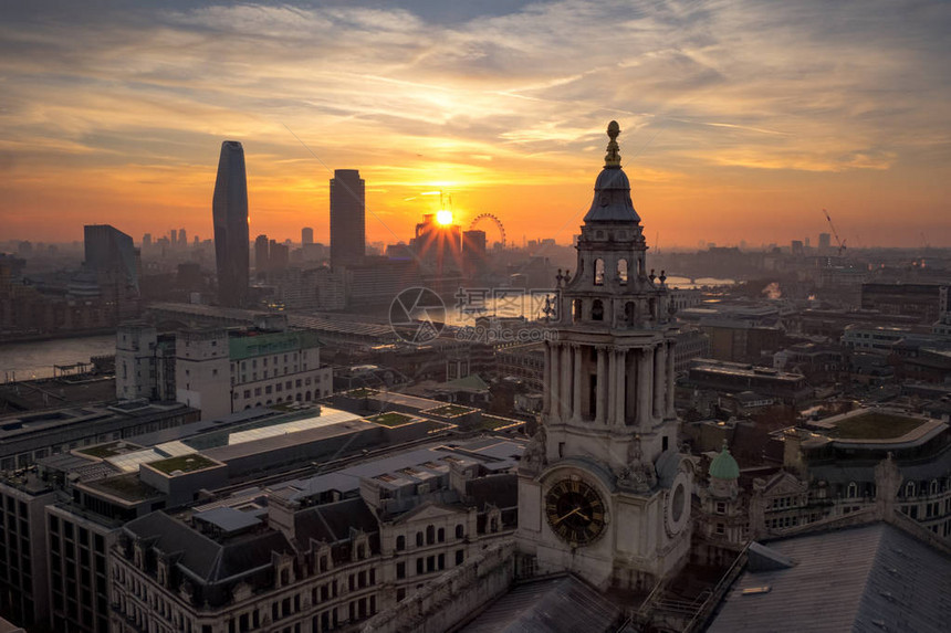 联合王国日落时圣保罗大教堂对伦敦的图片