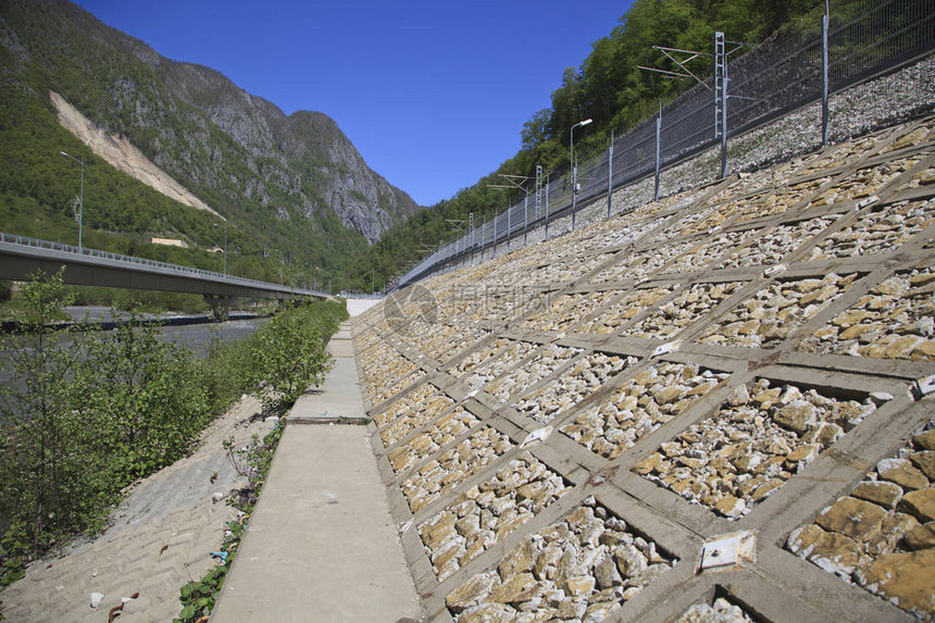 筑路加固工程和公路铁坡地的建筑工图片