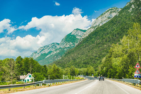 穿越山脉的高速公路景观夏季旅游概念图片