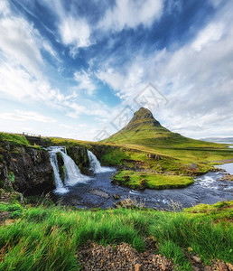 Kirkjufell冰岛的山脉和瀑布夏季自然景观草地和河流著名地方冰图片