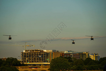华盛顿街和直升机的交图片