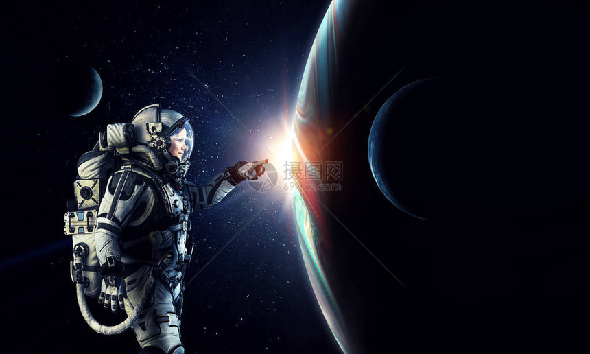 太空宇航员触碰地球的行星由美国航天局提供的图像图片